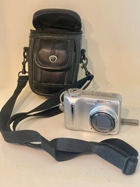 Kodak Digital Camera EasyShare 875 with case NOT WORKING parts only